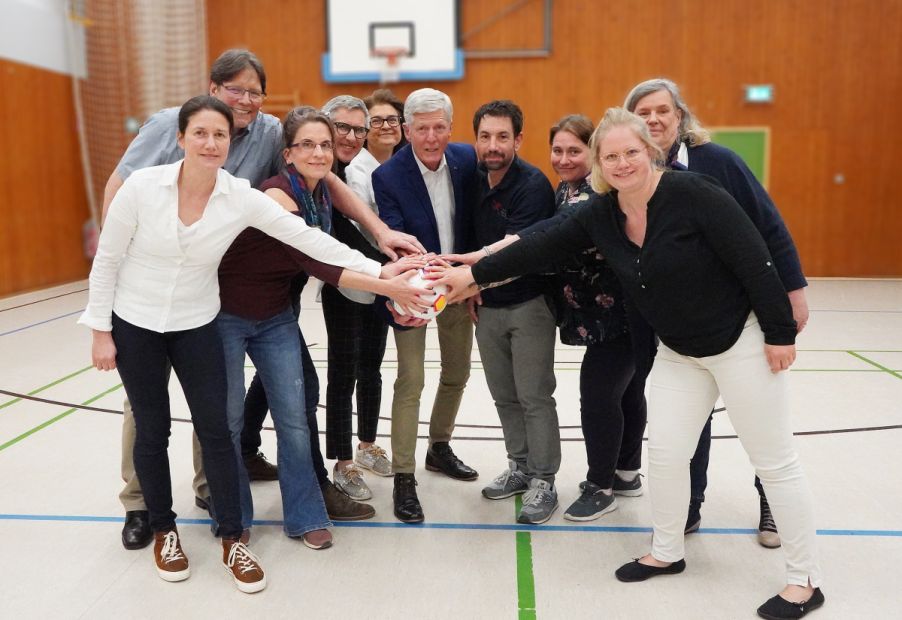 Für den Sport in der Wetterau am Ball: (Von links) Anja Stoll-Kaiser (Geschäftsstelle), Ralf Wächter (Stv. Vorsitzender Öffentlichkeitsarbeit), Tanja Rauch (Beauftrage Seniorensport/Gesundheit), Thomas Golla (Stv. Vorsitzender/Sportwart, Sportabzeichen), Servet Yildirim (Integrationsbeauftragte), Jörg K. Wulf (Vorsitzender), Daniel Schwarz (Beauftragter Schule und Verein), Katrin Gäckle (Beisitzende) sowie Lenau Schubert und Katja Zielinski-Guthe (beide Geschäftsstelle).
Nicht auf dem Foto: Frank Dehnke (Stv. Vorsitzender Finanzen) und Julia Tauber (Bildungsbeauftragte) 
    Bild: Sportkreis Wetterau