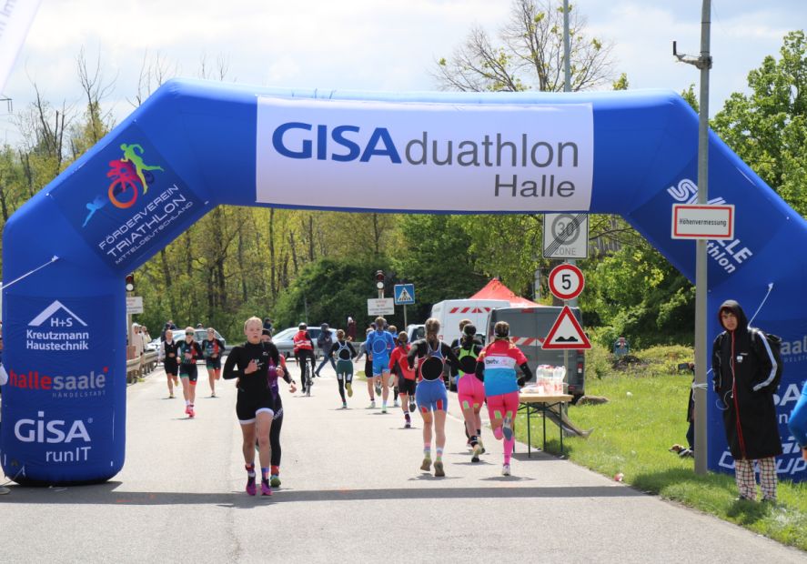 Zuschauerfreundlich war die 500-Meter-Wendepunkt-Laufstrecke auf dem Gelände der Mülldeponie Lochau.    Bild: DTU/Sven Seele