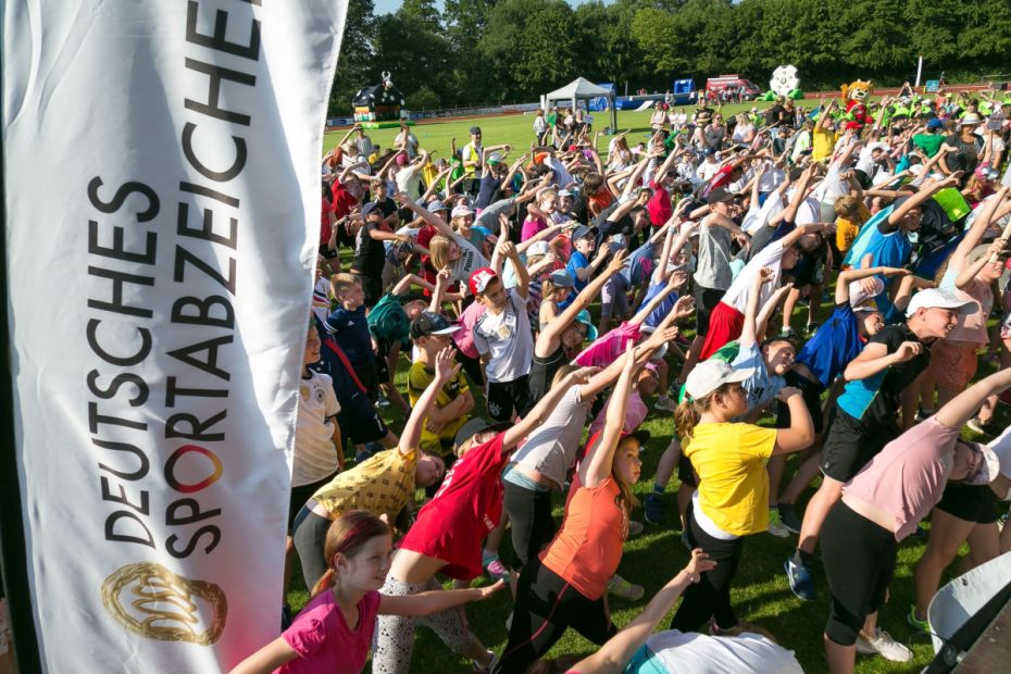 Schülerinnen und Schüler recken und strecken sich für das Sportabzeichen auf der Tour 2019  in Immenhausen.
 
    Foto: DOSB/Treudis Naß