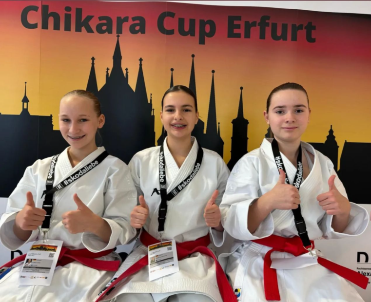 Kata Team weiblich Hessen 2 / U12-U14 : Sara Funes Ullrich, Karolina Japuncic und Elena Romic von Eintracht Frankfurt-Karate
    Bild: Markus Seitz &amp; Eintracht Frankfurt Karate