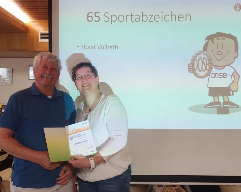 Horst Vollrath wird von Annette Mehring für 65 Sportabzeichen geehrt    Bild: Bernhard Fenn