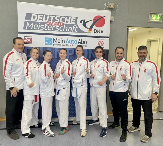 Kampfgemeinschaft Dietzenbach/Friedberg v.l.: Alexander Lang (Landestrainer Kumite Hessen Nord), Kristina Keller, Diana Takzima, Lara Worms, Nele Mielke, Paria Eizadariaghmiyouni, Jamal Laudiai (Landestrainer Kumite Hessen Süd), Christian Bonsiep (Leistungssportreferent HFK)    Bild: Martina Bier für den HFK