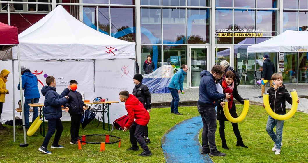 Pipe-Juggling und X-Ball am Sportkreis-Pavillon    Bild: Sabine Klein #regionalparkmainportal