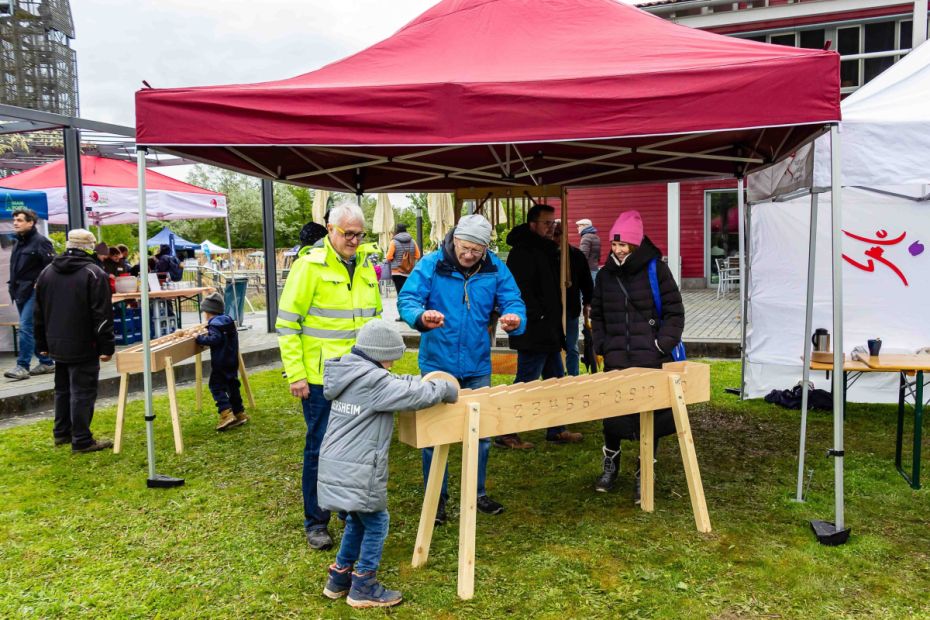 Richard Grützner (gelb) und Hans Böhl (blau) an einem Holzspielzeug von Bern Weil/TSG Ehlhalten    Bild: Sabine Klein #regionalparkmainportal