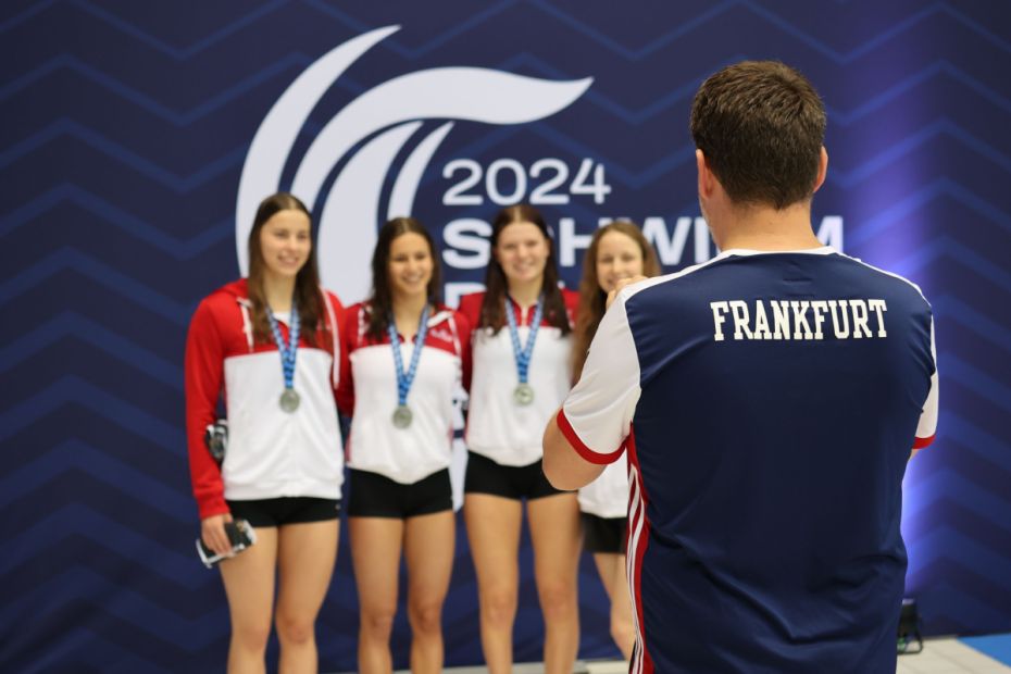 SGF-Coach Volker Kemmerer macht ein Bild seiner erfolgreichen Damen-Mannschaft    Foto: S. Sonnenschein