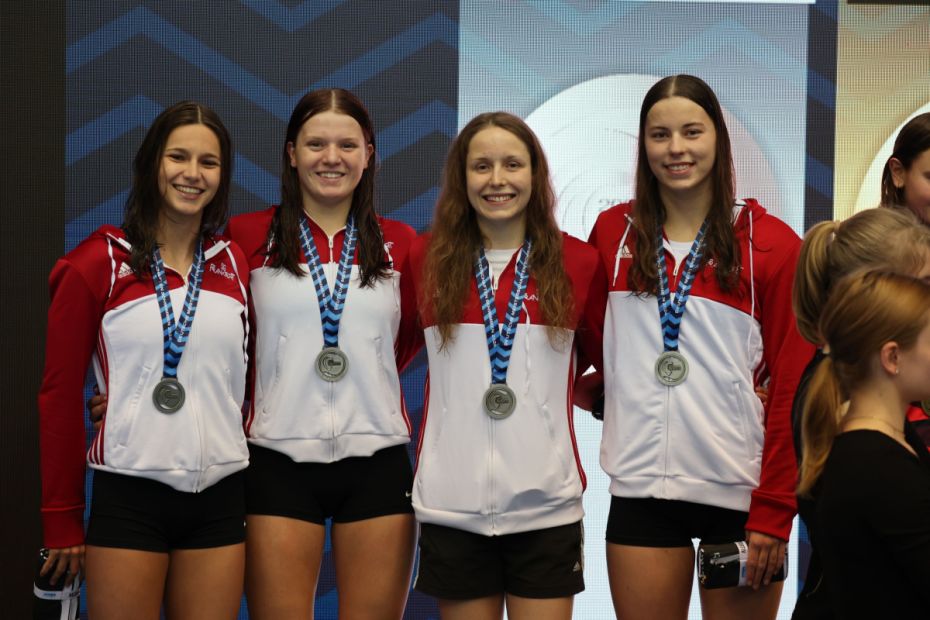 4x100m Freistil weiblich, Platz 2, SG Frankfurt (Stella Lentge, Marie Strohalm, Christina Lehr, Pia Helli Henning v.l.)     Foto: S. Sonnenschein