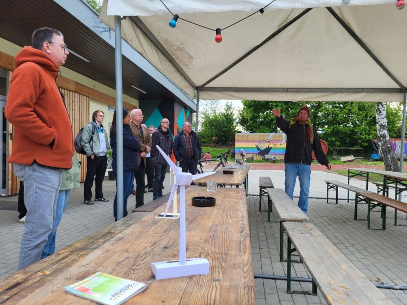 Erklärungen zur Baustelle des geplanten Vereinsgeländes des Dynamo Windrad e.V. mitten in Kassel.    Bild: Hanna Kuchenbecker