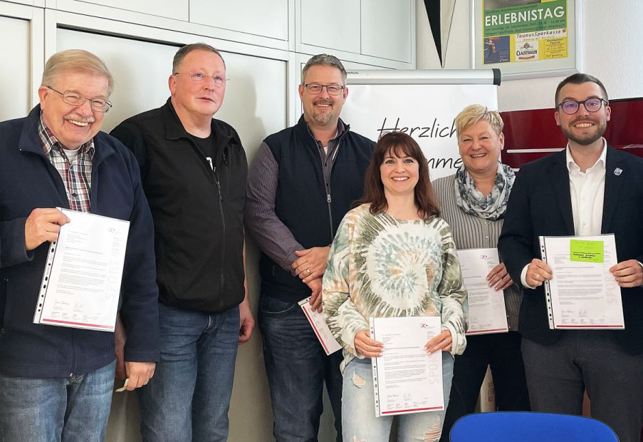 Strahlende Gesichter gab es bei den Vereinsvertretern bei der Überreichung der Bewilligigungsbescheide in der Sportkreis-Geschäftsstelle in Oberursel.    Bild: Gerhard Strohmann