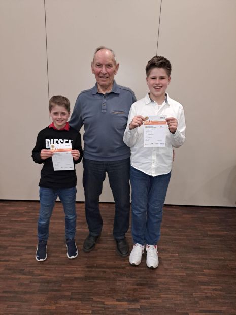 Auf dem Bild von links: Leonard Schmidt mit 5xGold, Adam Schleucher,  Stützpunktleiter des TSV Höchst, Adrian Geist mit 5xGold

    Bild: Sportkreis Odenwald Petra Weigel