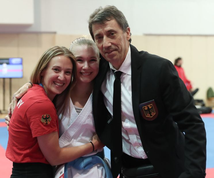 V.l.: Christine Bernstein (Bundesassistenztrainerin Kata), Jasmin Jüttner, Efthimios Karamitsos (Bundestrainer Kata)    Bild: DKV, Brigitte Kraußer