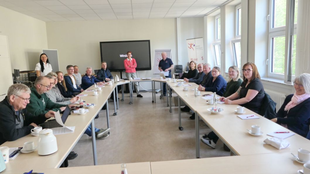 Steuerberaterin Ellen Deranek (Mitte, stehend) informierte Vorstandsmitglieder aus Vogelsberger Vereinen &uuml;ber die Steuerproblematik. Sportkreisvorsitzender Werner Eifert (stehend, rechts) freute sich, dass wichtige Informationen angeboten werden konnten.
    Bild: Erich Stock/Erich Stock