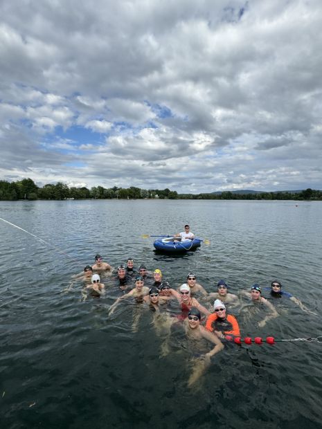 Teilnehmer*innen des Freiwassertrainings    Foto: Shila Sheth