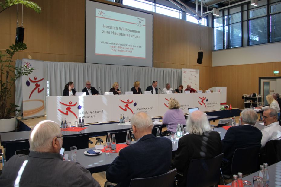 Mehr als 100 Delegierte aus Sportkreisen und Verb&auml;nden treffen sich zweimal im Jahr zum Hauptausschuss, dem zweith&ouml;chsten Entscheidungsgremium des lsb h.
    Bild: lsb h