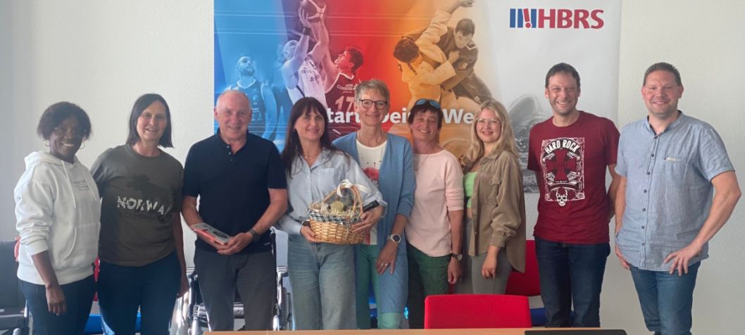 Verabschiedung von Tabitha Aliu (von links): Mariame N’Dakon Coulibaly, Elke Piaskowski, Harald Piaskowski, Tabitha Aliu, Maria Wehner, Isolde Wiegand, Stina Knittel, Thomas Plur, Andreas Scheibelhut.      Bild: Brigitte Auth - Sportkreis Fulda-Hünfeld
