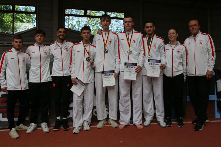 Gruppenfoto von einem Teil des Hessischen Kumite Teams    Bild: Martina Bier für den HFK