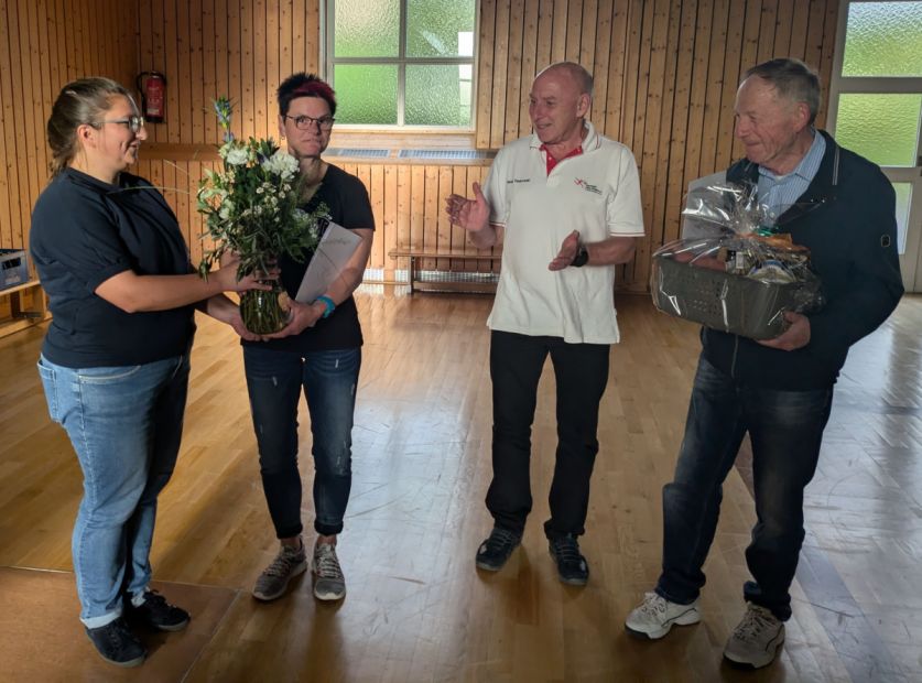 Rieke Trittin (links) und Harald Piaskowski(2. von rechts) übergeben Urkunden und Geschenke an Ute Dupeire und Gotthard Niedling.    Bild: TV Gersfeld
