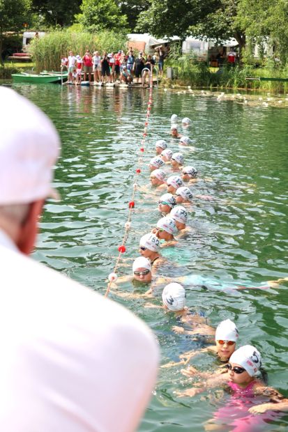 Start zu den 2500m Freistil weiblich    Foto: S. Sonnenschein