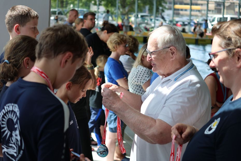 HSV Ehrenpräsident Dr. Freitag und Tochter Meike übernahmen die Siegerehrungen    Foto: S. Sonnenschein