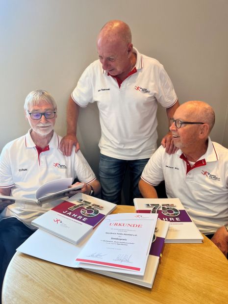 Lesestunde: Hauptautor Oskar Ruhl liest Harald Piaskowski (Mitte) und Hein-Peter Möller (rechts) aus dem durch den Landessportbund prämierten Jubiläumsbuch zum 75-Jährigen des Sportkreises Fulda-Hünfeld vor.      Bild: Johannes Götze