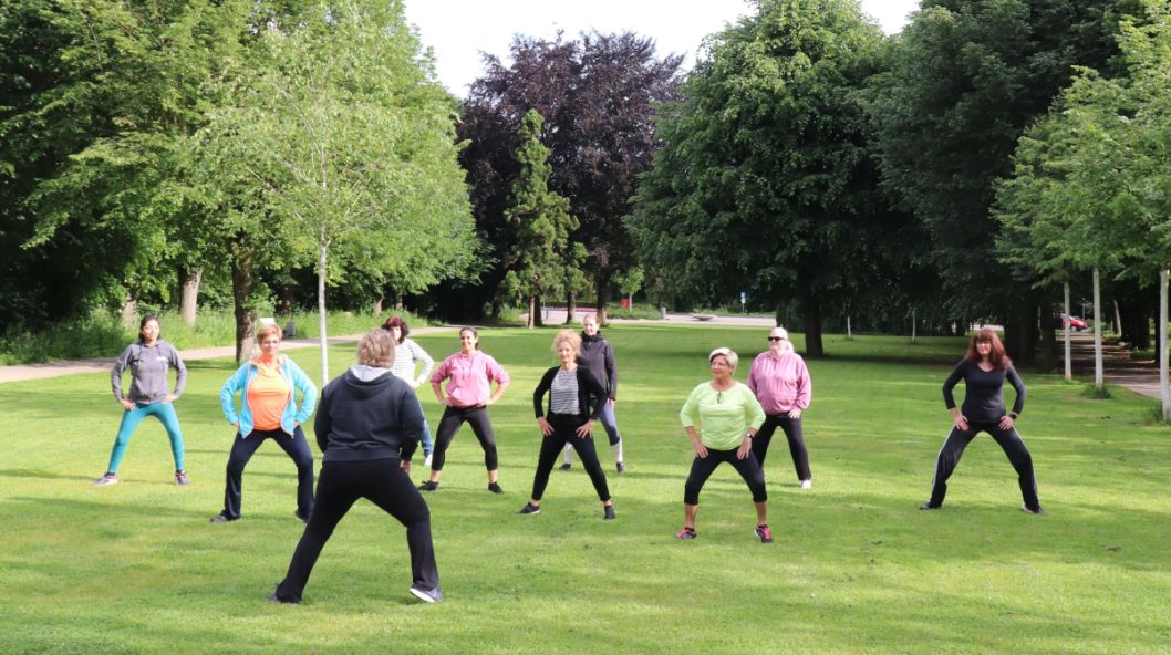 Sport im Stadtpark Korbach: Die Frauen haben sich zu Tanzfitness mit Trainerin Martina Wechsel zusammengefunden.    Bild: Marius Hamel