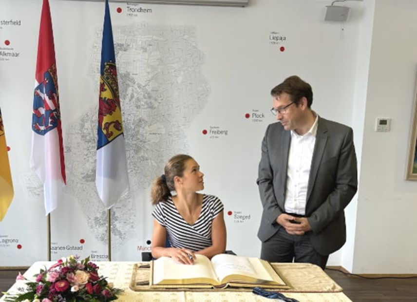 Oberbürgermeister Hanno Benz mit Triathletin Lisa Tertsch beim Eintrag ins Goldene Buch    Bild: Wissenschaftsstadt Darmstadt