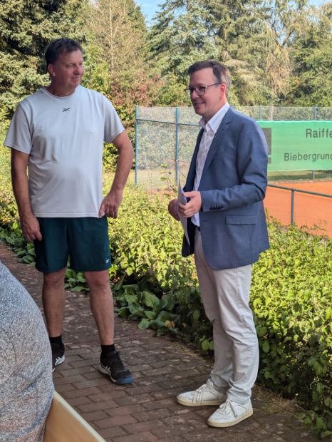 EKB Frederik Schmitt (rechts) bedankt sich bei TC-Vorsitzenden Klaus Frank für das große Engagement und übergibt den Förderbescheid des Landkreis Fulda, der die Maßnahme mit 20 % bezuschusst    Bild: Harald Piaskowski