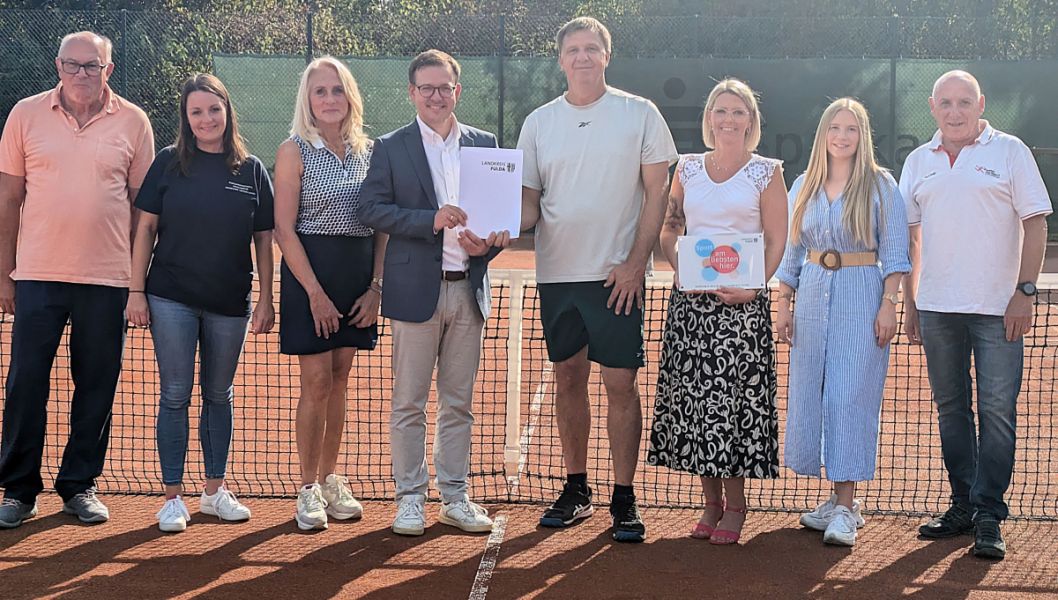 vl. Peter Ceming (Gemeinde Petersberg), Bürgermeisterin Claudia Brandes, Martina Hahner (TC Marbach), Frederik Schmitt (EKB), Klaus Frank (TC Marbach), Julia Schröder (Landkreis Fulda), Magdalena Heil (Gemeinde Petersberg), Harald Piaskowski (Sportkreis Fulda-Hünfeld).    Bild: TC 1987 Marbach