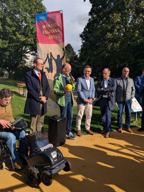 Stefan Mölleney von der Stadt Fulda (mit Ball und Mikrofon) begrüßt die Ehrengäste bei der offiziellen Eröffnung des Bewegungsparks am Aschenberg    Bild: Harald Piaskowski