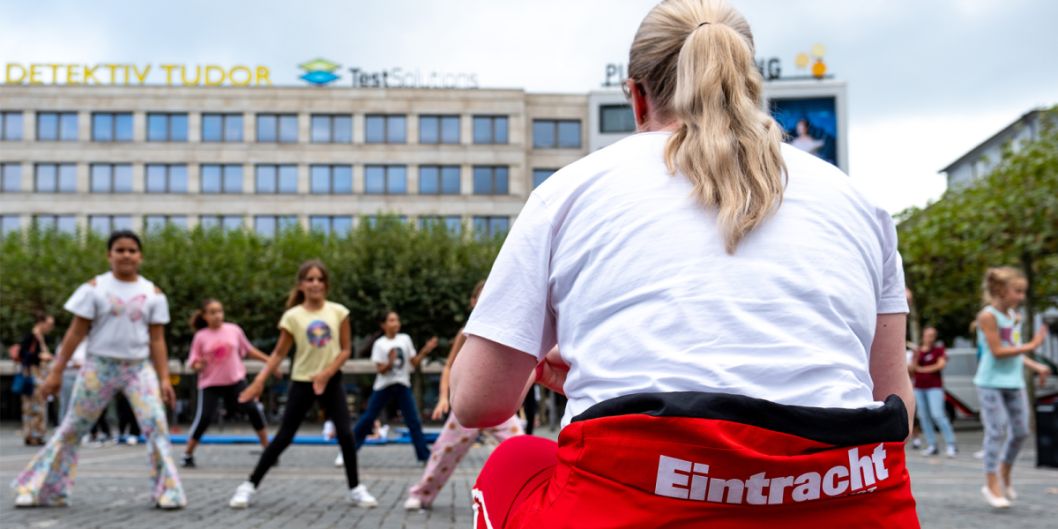 Sport vor Ort bei der "50 Grad - Freitags-Konsti" mit der Turnabteilung von Eintracht Frankfurt.    Bild: Florian Wiegand