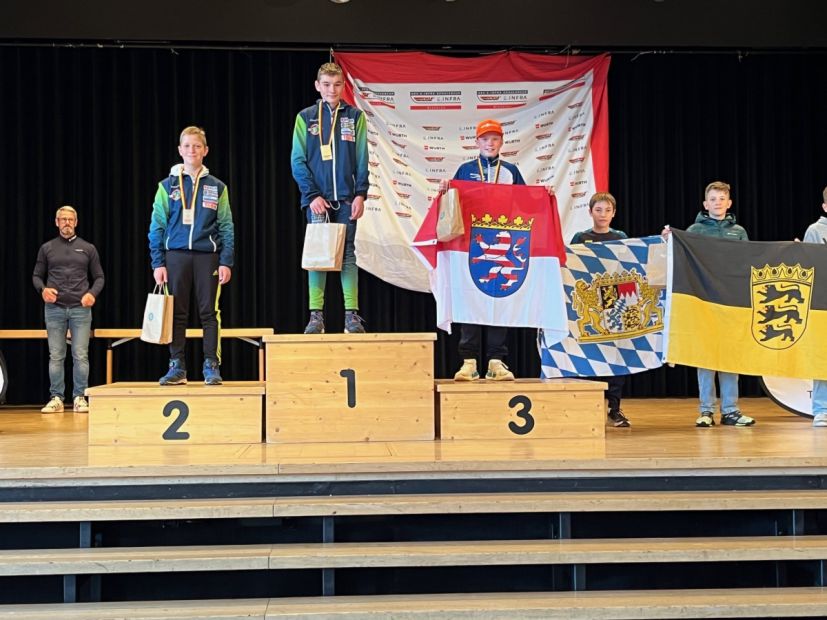 Aron Schulenberg belegt den 3. Platz und präsentiert die Hessen-Fahne    Bild: SC Willingen