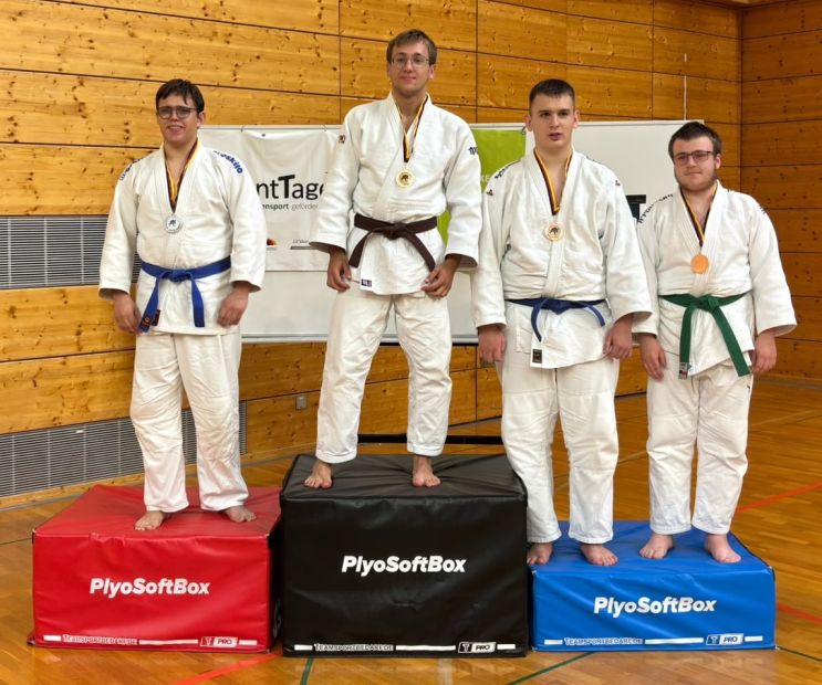 Lukas Riedel, 2. Platz (links);  Béla Heinze, 1. Platz (2. von links);  Mark Kapush, 3. Platz (2. von rechts)    Bild: Yves Pasquay