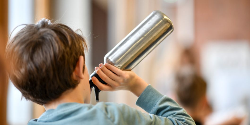 Die Mainova AG, langjähriger Partner der Aktion, spendet Trinkflaschen für die Schüler*innen.    Bild: Kai Peters