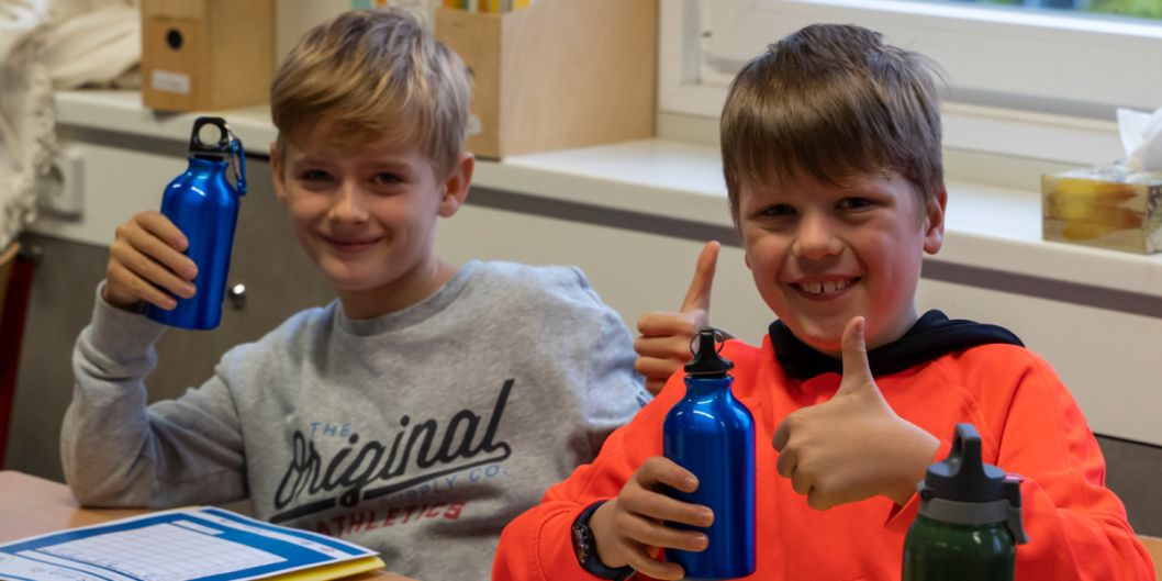 Die Flaschen kommen bei den Kindern gut an.    Bild: Ralf Schönberger
