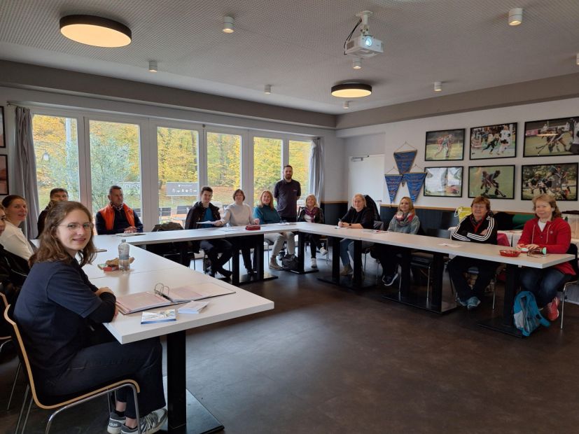 Teilnehmer und Teilnehmerinnen der Vereine und Referent Martin Woicik.     Bild: Brigitte Senftleben