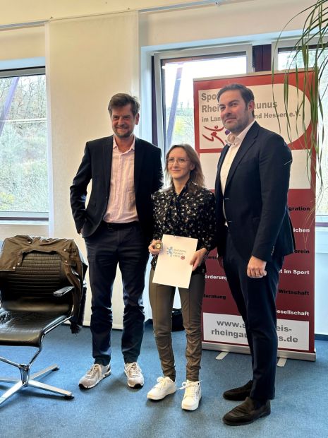 v.l. Sportkreisvorsitzender Markus Jestaedt, Paralympics Goldmedaillengewinnerin Natascha Hiltrop, Landrat Sandro Zehner    Bild: Sportkreis, Markus Jestaedt