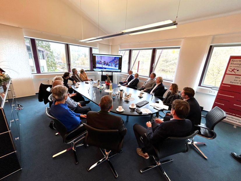 Gästekreis bei der Präsentation zur Ehrung    Bild: Sportkreis, Markus Jestaedt