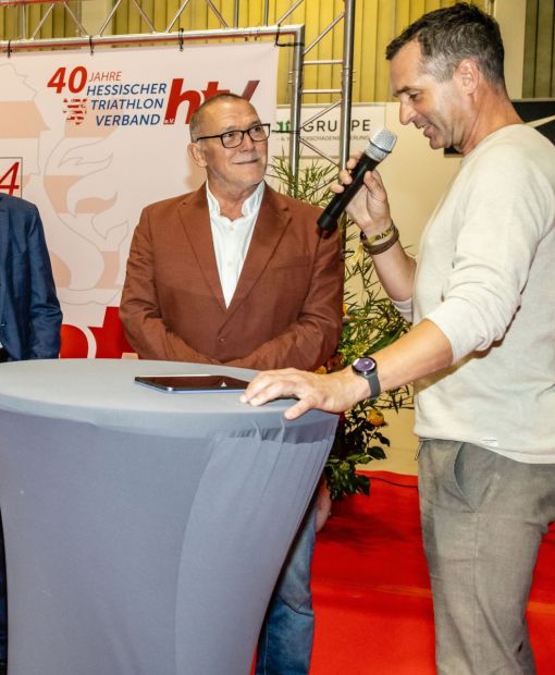 In der Präsidentenrunde mit v.l. Katja Schneider,  Dieter Bremer, Dr. Martin Engelhardt und Christian Hildebrandt und Moderator Markus Philipp erzählten die Gründungsmitglieder, wie es 1984 zur Entstehung des Hessischen Triathlon Verbandes kam.    Bild: Ingo Kutsche