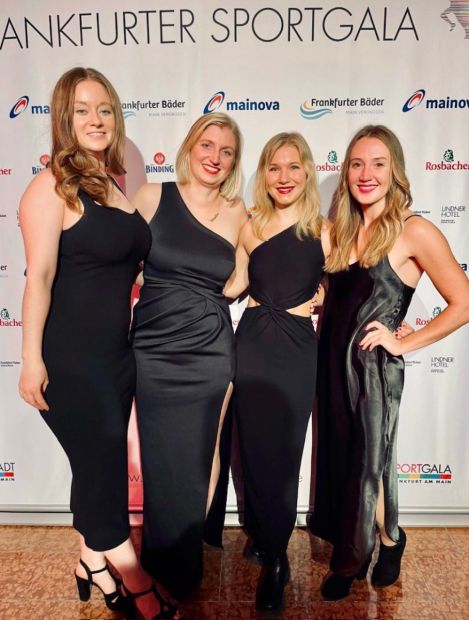 Rechts außen: Christine (Ini) Bernstein, Trainerin des Jahres 2024, 2. v.l.: Jasmin Jüttner vom SC Judokan e.V. Frankfurt (war nominiert zur Sportlerin des Jahres 2024)    Bild: Sportamt Frankfurt, Sportgala