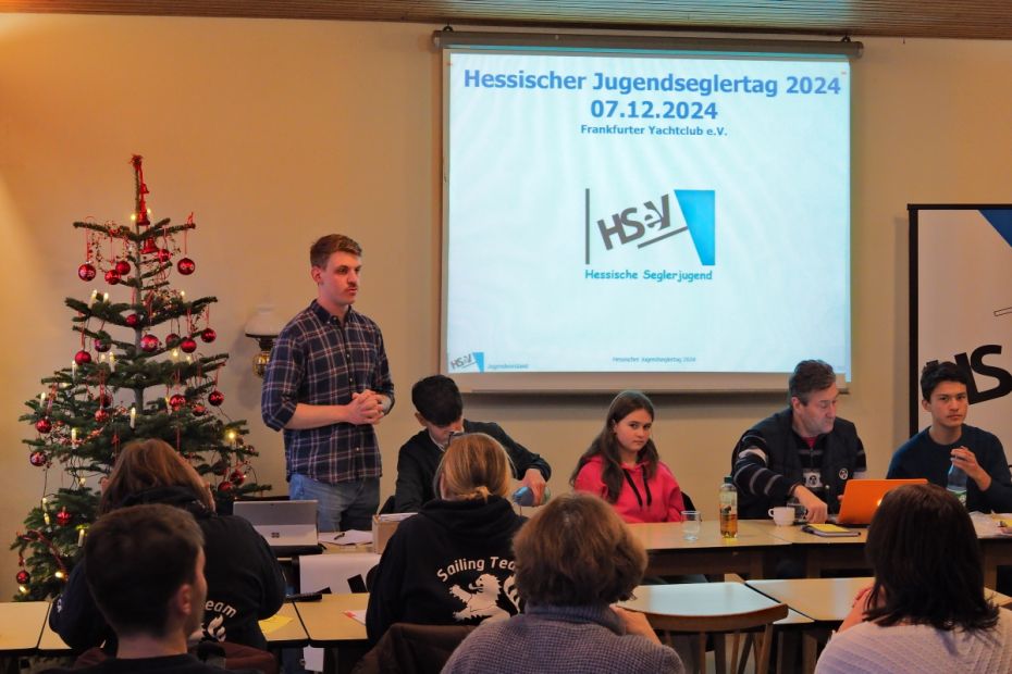 Markus Heinbücher eröffnet den Jugendseglertag.    Bild: Robert Heinbücher