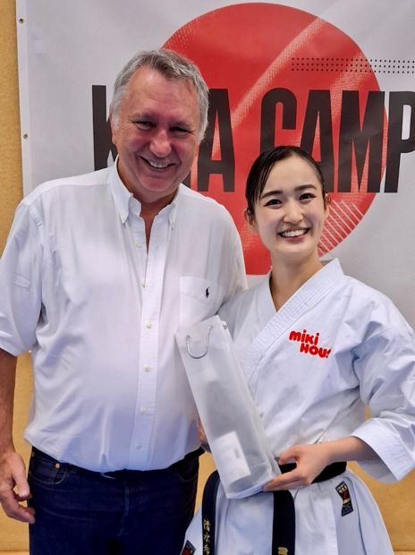 V.l.: Joachim Jelko (Vize-Präsident des Hessischen Fachverbandes Karate e.V.) beim überreichen eines Gastgeschenkes, Kiyou Shimizu (Kata Weltmeisterin, Kata Vize-Olympiasiegerin)