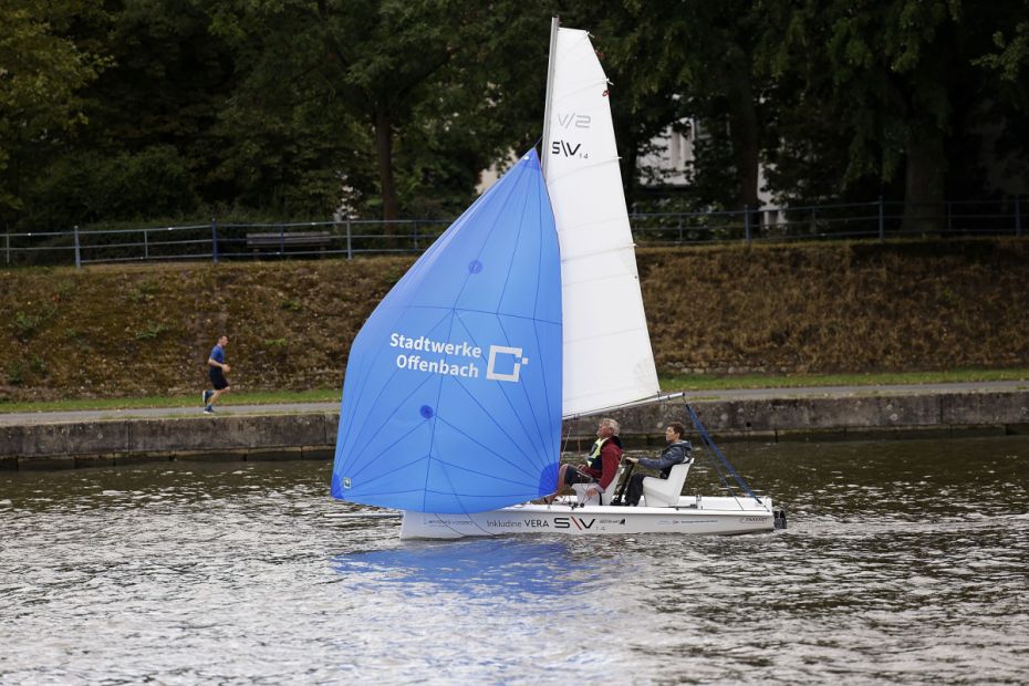 Die SV 14 am Tag der Bootstaufe, der neue Genacker mit LOGO in SOH Blau wird vorgestellt.    Bild: Bernd Georg