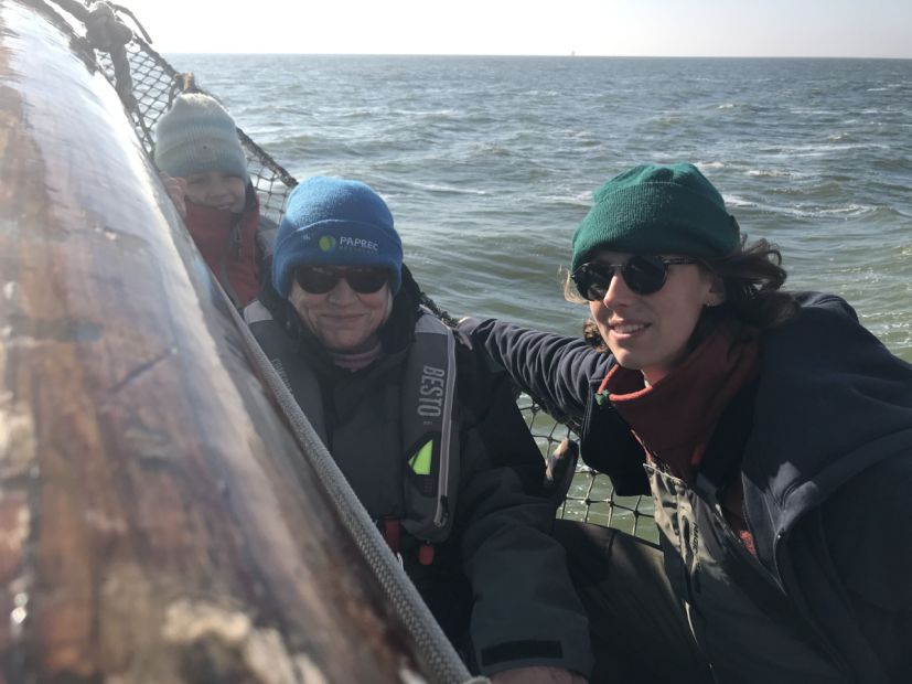 V.l.n.r.: Emilia und Inge mit der Matrosin im Klüvernetz der Lutgerdina    Bild: Sven Jürgensen