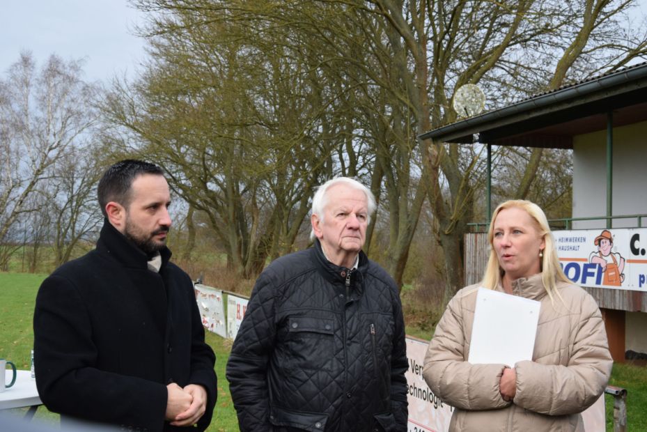Bürgermeister Luca Fritsch und Sportkreisvorsitzender Ulrich Manthei begrüßen die Ministerin Bild: Günter Brandt