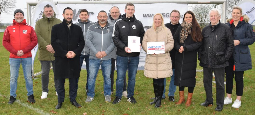 Nach der Überreichung des Zuwendungsbescheides durch die Ministerin stellten sich zum Gruppenfoto (von links) Marco Luckhardt, Bauamtsleiter Martin Schultheiß, Bürgermeister Luca Fritsch, Martin Ohnesorge, Sandro Bottaro, Carsten Liehr, Philipp Lange, Ministerin Diana Stolz, Landrat Winfried Becker, MdL Christin Ziegler, Sportkreisvorsitzender Ulrich Manthei, MdK Anna-Maria Bischof Bild: Günter Brandt