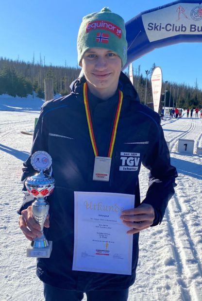 Ben Orth mit dem Pokal für seinen 2. Platz    Bild: Juliane Orth