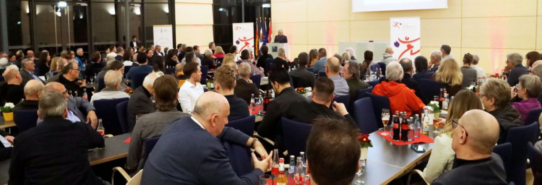 Voller Kreistagssitzungssaal des Landkreises Darmstadt-Dieburg.    Bild: Werner Wabnitz