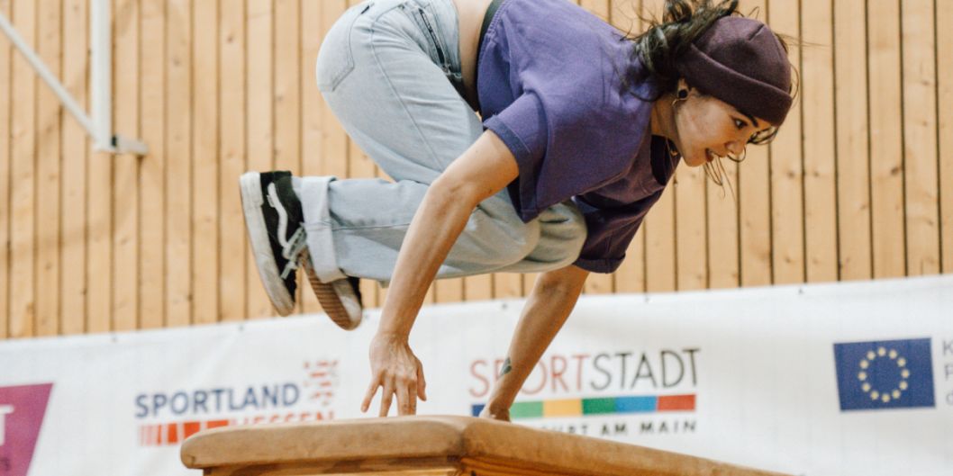 Silke Sollfrank und Andi Wöhle (beide gefördert durch die Sporthilfe-Marke Our House), zwei Stars der Parkour-Szene, sind am Freitag zu Gast bei der FTG Frankfurt. Bild: Eduard Zimmer