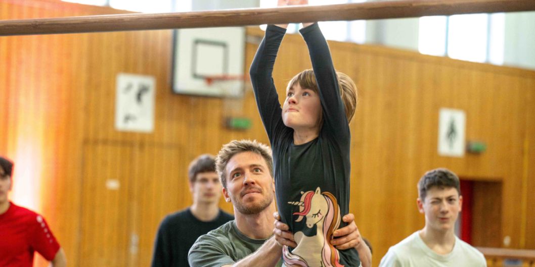 Andy Wöhle, ein Star der Parkour-Szene, trainierte mit Kindern der FTG Frankfurt.    Bild: Florian Wiegand