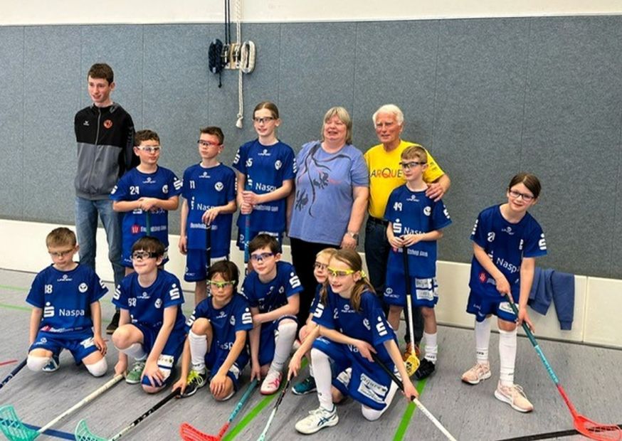 Spielerinnen und Spieler des SV Neuhof mit Abteilungsleiterin Marion Bund und Helmut Heisen (re.)    Bild: Sportkreis