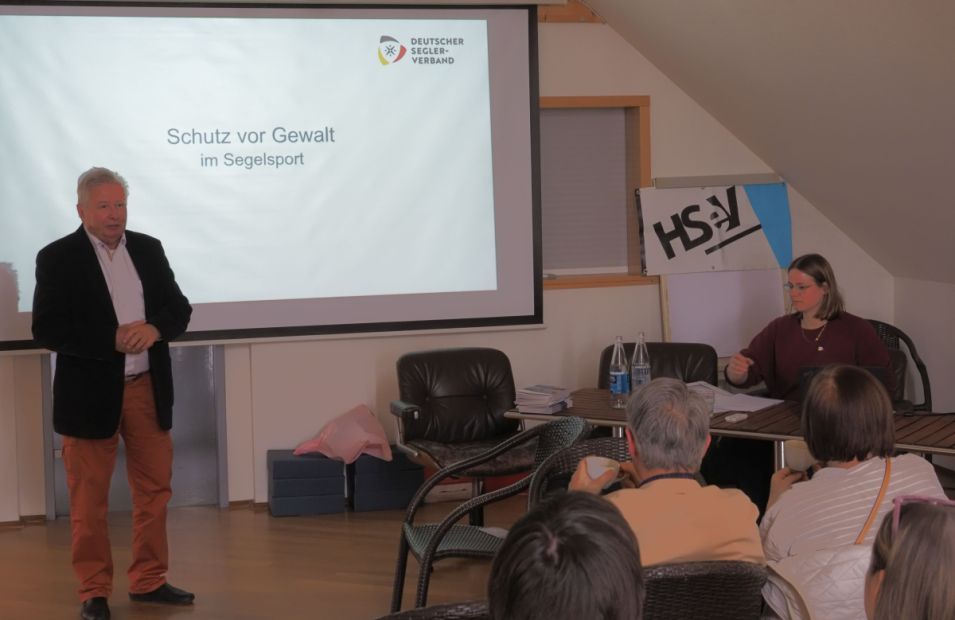 Der Präsident Klaus-Dieter Lachmann begrüßt die Teilnehmer am Seminar „Gewaltprävention“.    Bild: Robert Heinbücher